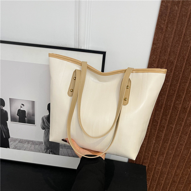 Large-capacity tote bag, minimalist underarm bag, 2024 new niche design, elegant and stylish commuter single-shoulder bag full figure