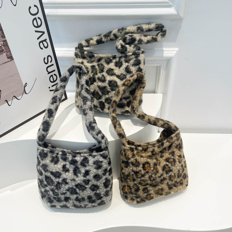 The new autumn InS-style furry single-shoulder bag, large-capacity fashionable leopard print tote bag, retro commuter bucket bag for women Application Scenario