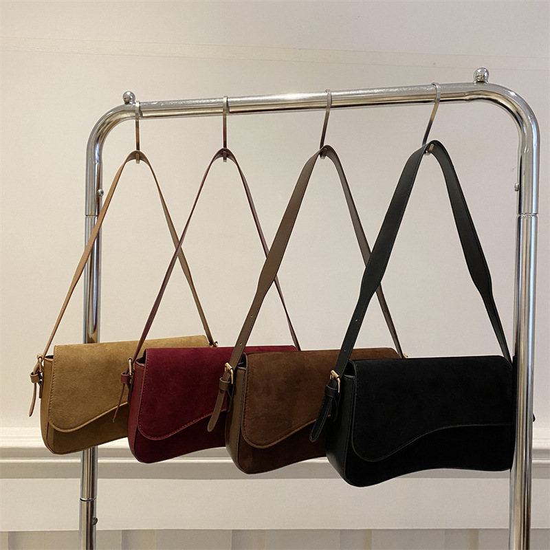 Cross-border Women's Bag 2025 New retro matte fashionable underarm bag, simple and trendy, versatile, hand-held crossbody small square bag Application Scenario