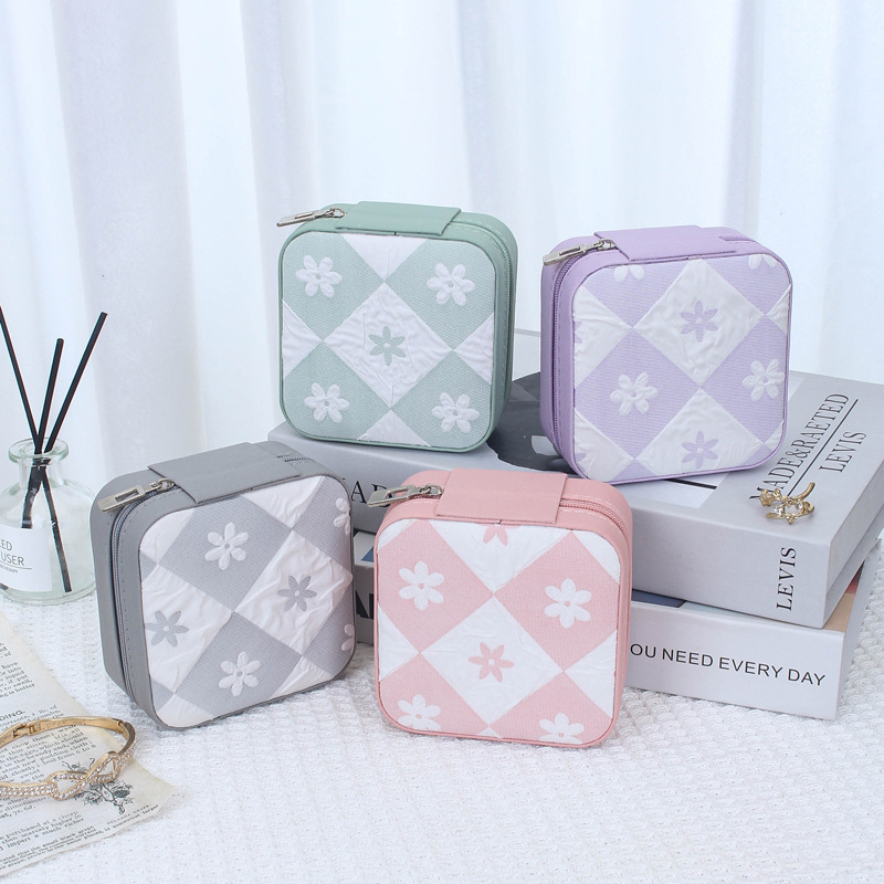 The new portable jewelry box exudes a sweet and high-end charm. It features jewelry, necklaces, rings, earrings, stud accessories, and is suitable for home storage and cross-border use full figure