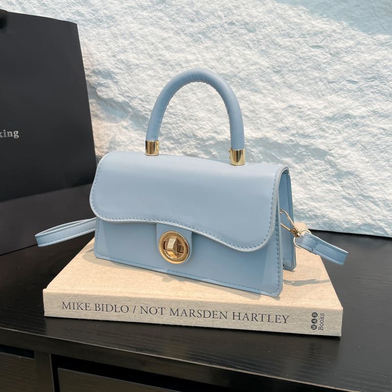 Korean-style fashionable oil wax leather hand-held small square bag for women, 2025 new style, stylish and trendy lockable single-shoulder crossbody bag full figure