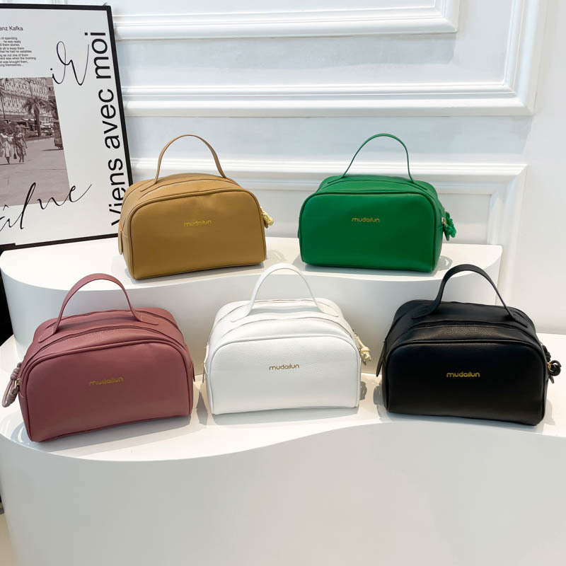 New solid-color large-capacity PU double-zipper portable shell bag 2024 autumn/winter new letter handbag Application Scenario