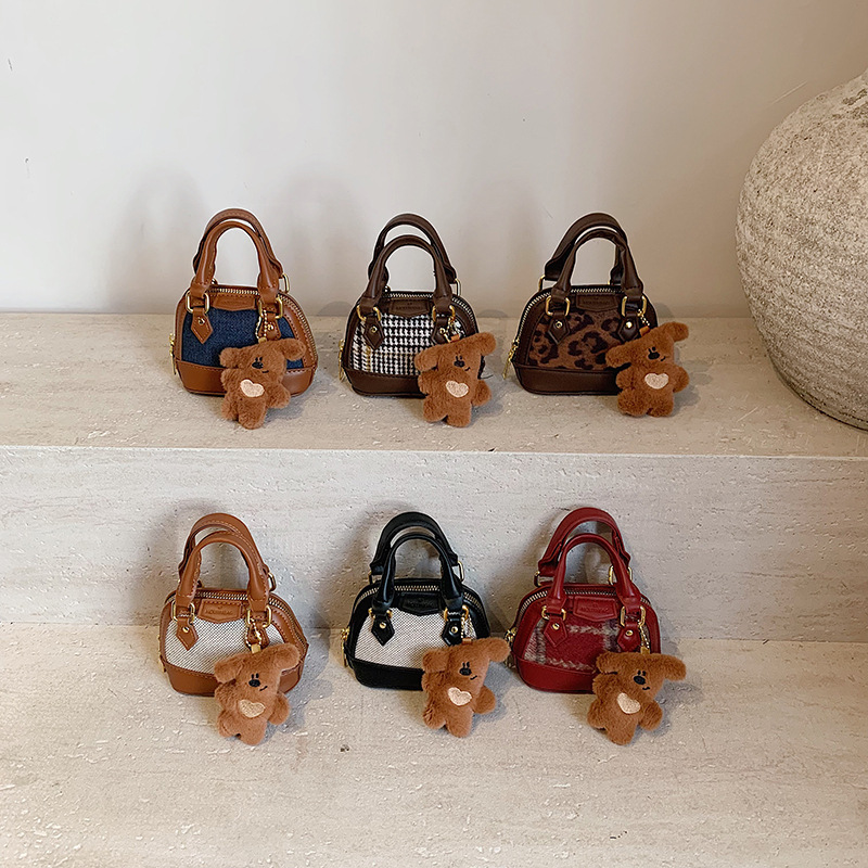 The 2025 new Korean color-blocking design will charm you with its cute shell bag and elegant headphone opening red envelope crossbody bag Application Scenario