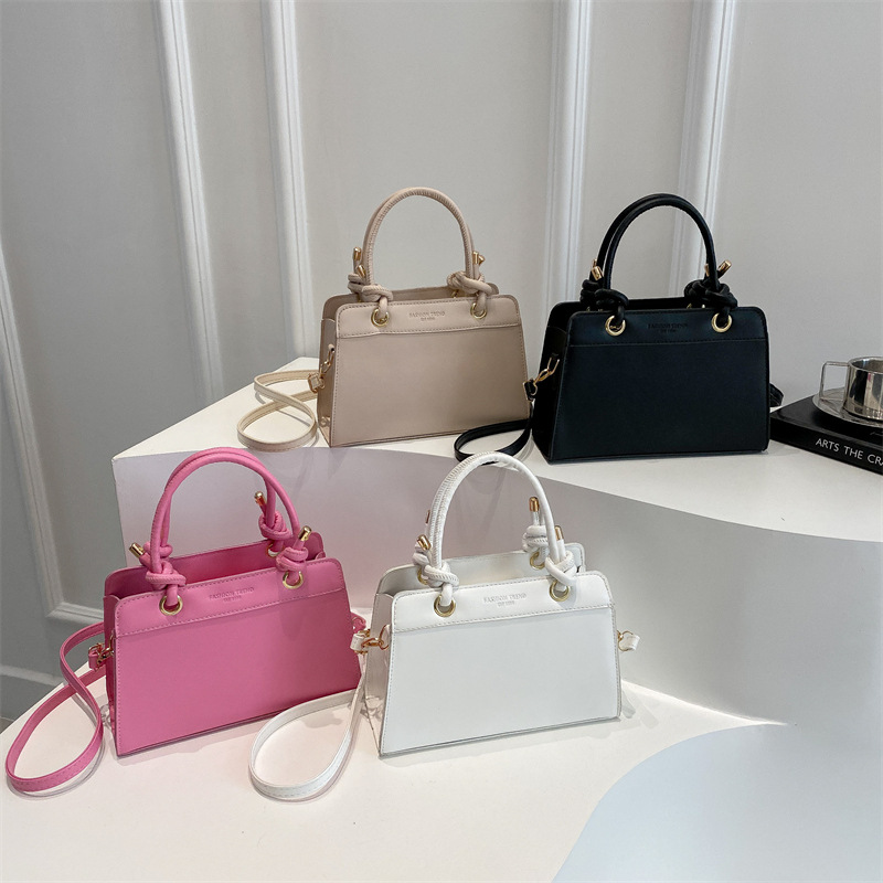 Large-capacity casual and trendy spring 2025 new solid color commuting simple crossbody bag with a small square shape Application Scenario
