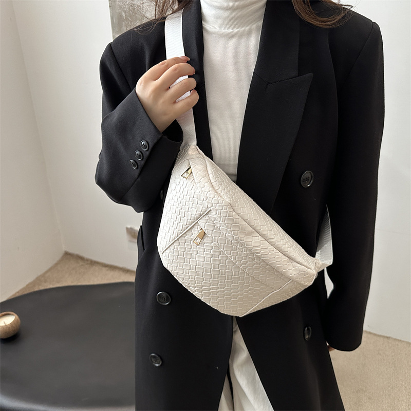 This year, solid-colored casual bags are in vogue. The new spring 2025 collection is versatile and stylish, with an ins saddle bag and a trendy coin purse details Picture