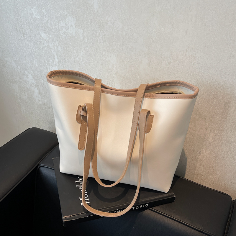 This high-capacity winter large bag is a versatile single-shoulder bag for women in 2024, featuring a fashionable, high-quality and stylish commuter tote bag full figure
