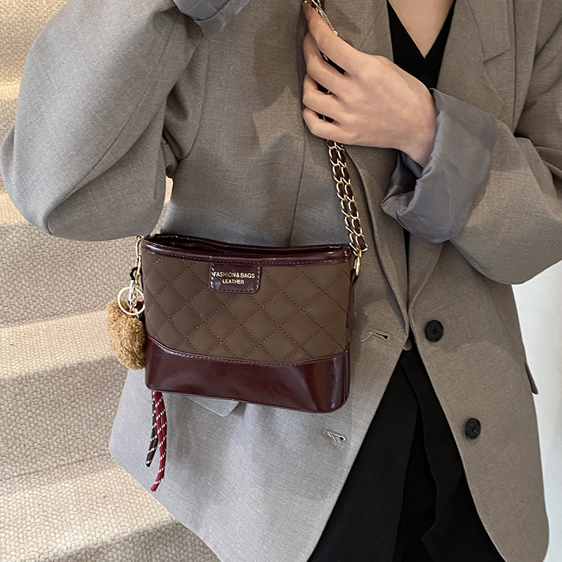 This year, the popular bags for women in 2025 are the new diamond-patterned embroidery single-shoulder bag, versatile and elegant crossbody bag, and bucket bag details Picture