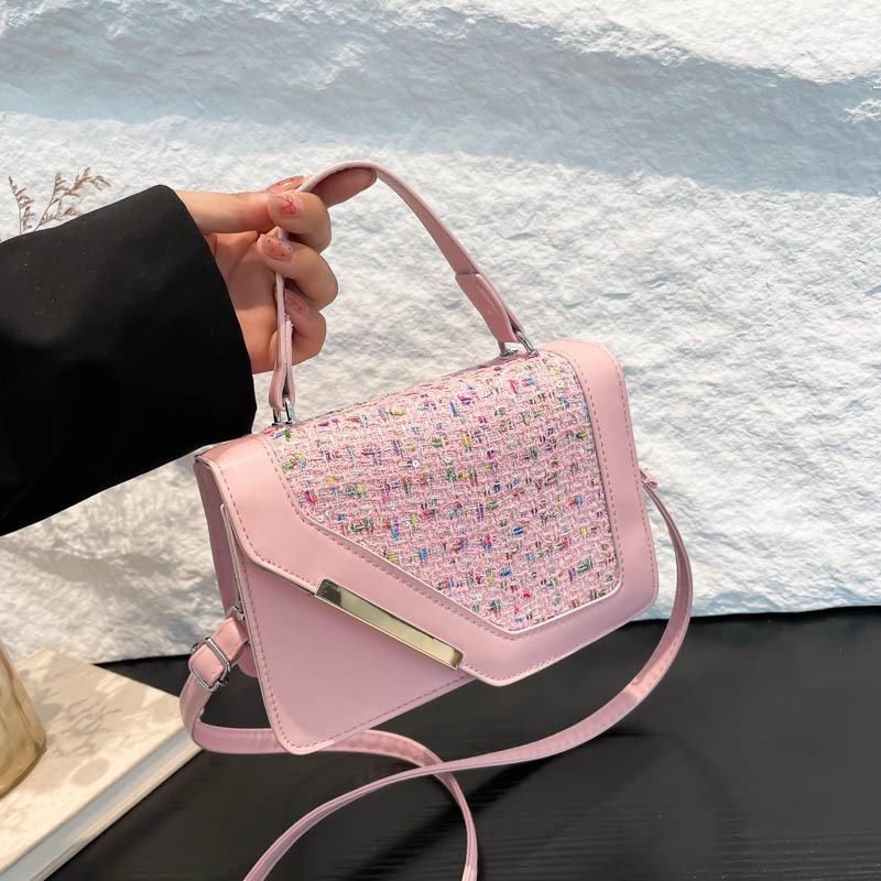 A trendy and stylish small square bag for women in the autumn of 2024, featuring a Korean style single-shoulder crossbody full figure