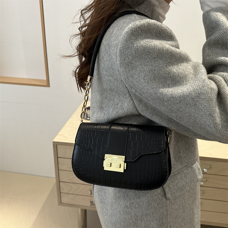 The new crocodile-patterned small square bag is stylish and fashionable. It's a retro candy-colored crossbody bag and a simple bag Specification drawing