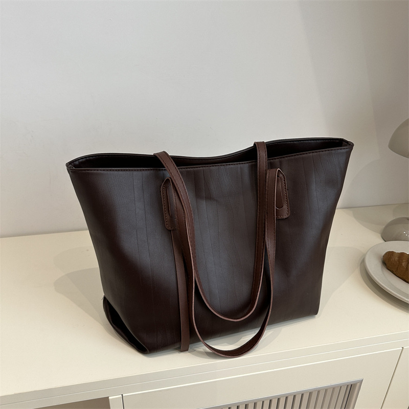 Work commuting bag for women, large-capacity 2024 new style, fashionable color-blocking and simple single-shoulder bag, textured tote bag full figure