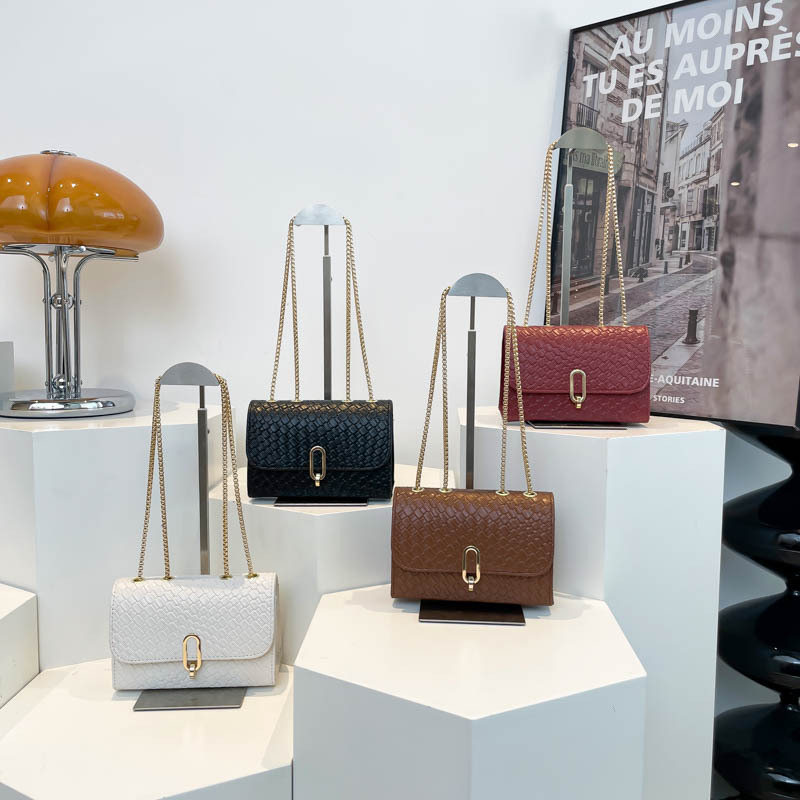 High-end quality commuter bag for women 2025 Spring New style fashion chain small square bag solid color simple and versatile women's bag Application Scenario