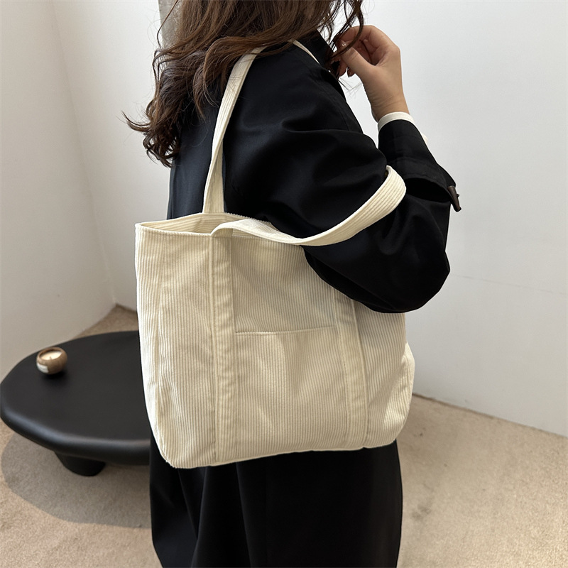 A niche design Japanese spring commuting thickened corduroy tote bag, a casual and artistic underarm bag, and a simple crossbody bag Specification drawing