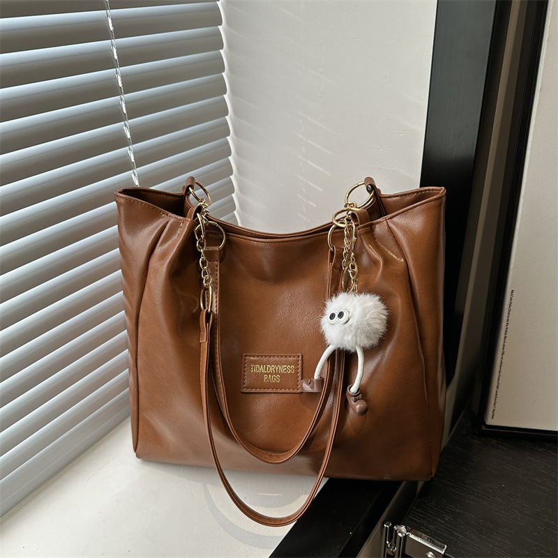 Retro large-capacity tote bag, new winter fashion single-shoulder bag, versatile for commuting, underarm bag, niche bag for women full figure