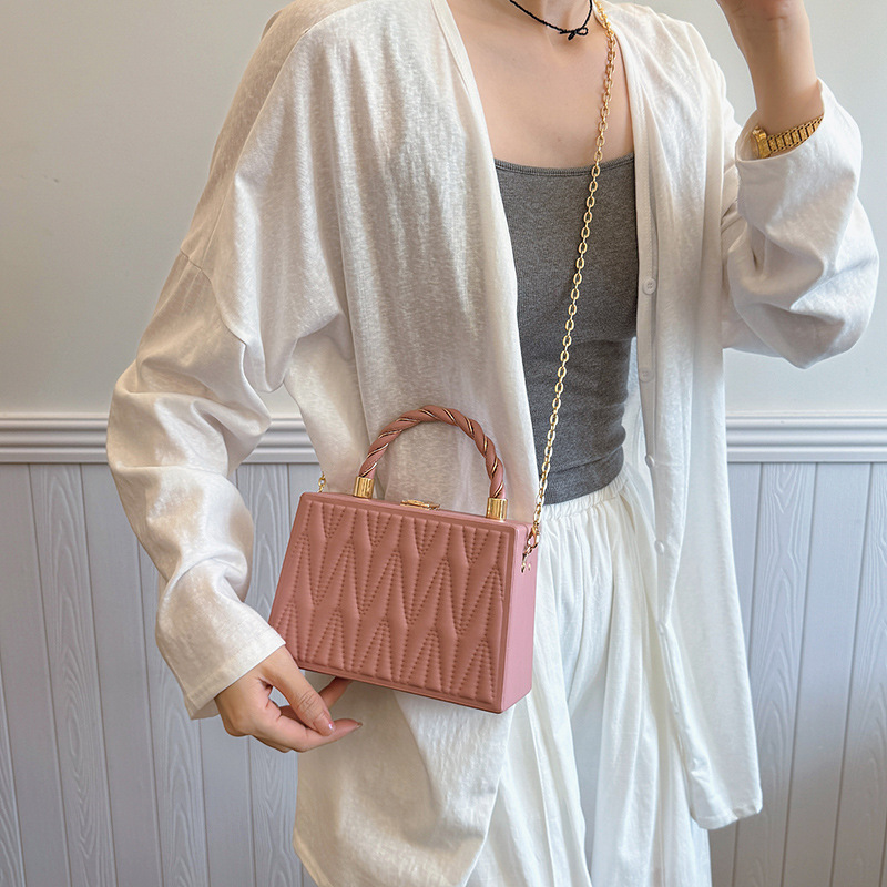 Fashionable single-shoulder crossbody bag, new Korean-style versatile silk scarf small square bag, hand-held high-end box bag, pleated chain bag details Picture