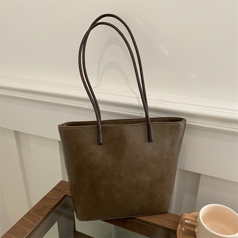 A new Korean spring 2025 vintage tote bag for women, versatile and large-capacity single-shoulder bag full figure