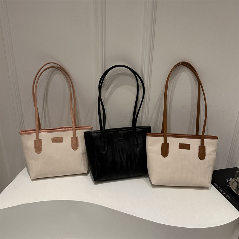 Large-capacity bag for ladies 2024, a fresh and simple winter casual single-shoulder bag, a casual tote bag for commuting to work Application Scenario
