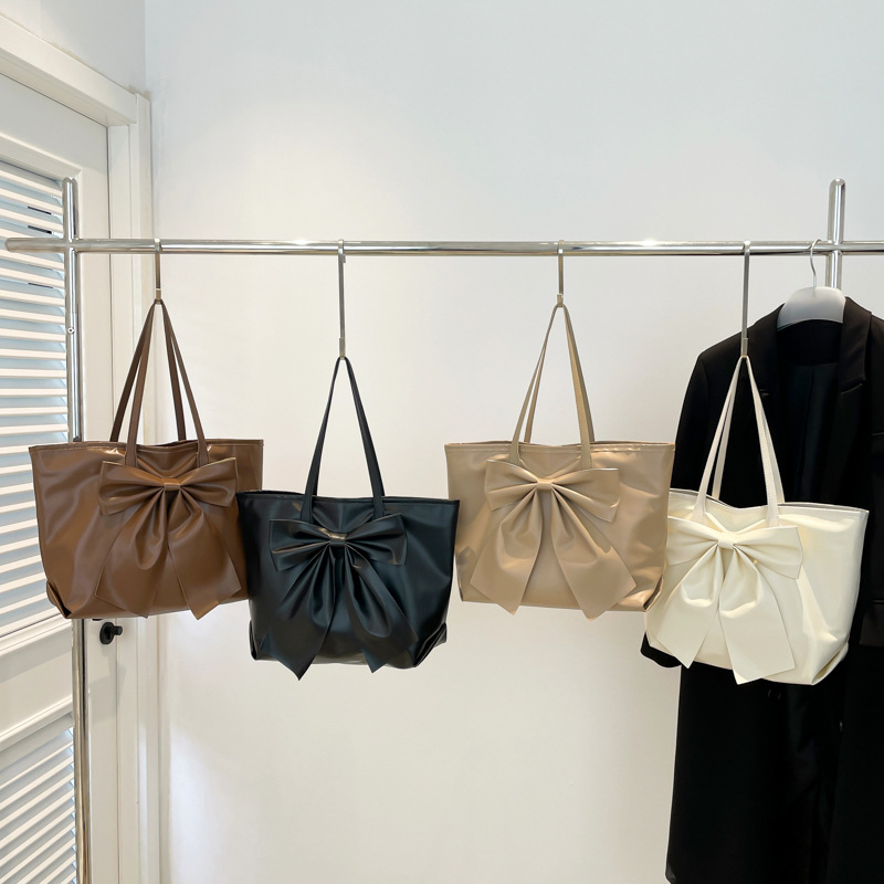 Large-capacity bow tote bag for women, 2025 new style, niche, high-end soft surface commuter handbag, single-shoulder bag Application Scenario