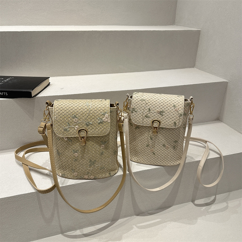 Flower lace single-shoulder crossbody bag, woven women's saddle bag, new summer straw woven bag, fresh and versatile bucket Application Scenario