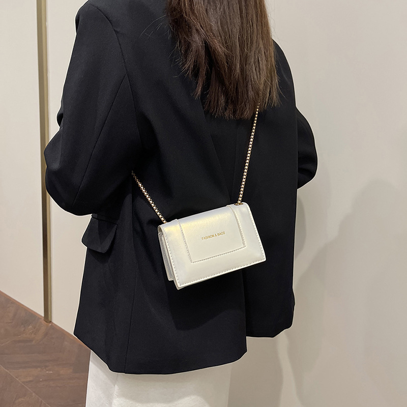 This is a new retro, fresh and small square bag that is simple and fashionable. It features a small chain and is a niche single-shoulder, underarm, and multi-layered commuting bag details Picture
