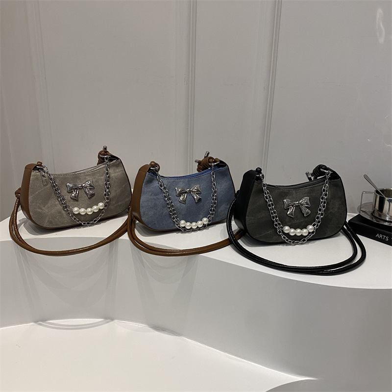 Retro chain crossbody bag, versatile and niche fashion single-shoulder bag, new 2024 new Chinese-style simple dumpling bag, trendy for women Application Scenario