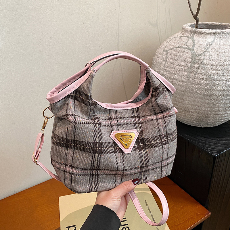 Korean style personalized and fashionable hand-held bucket bag 2024 winter new retro commuter single-shoulder crossbody bag full figure