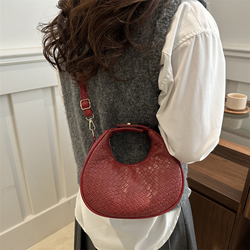 A unique European and American retro woven pattern, simple and solid color, new spring 2025 large-capacity crossbody single-shoulder handbag for women Specification drawing