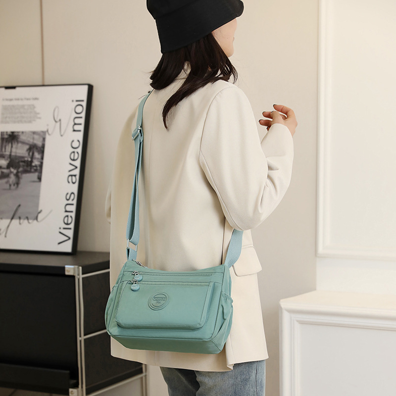 Colorful Fox's new large-capacity women's single-shoulder bag is a stylish outdoor casual water-resistant multi-layer crossbody bag Specification drawing