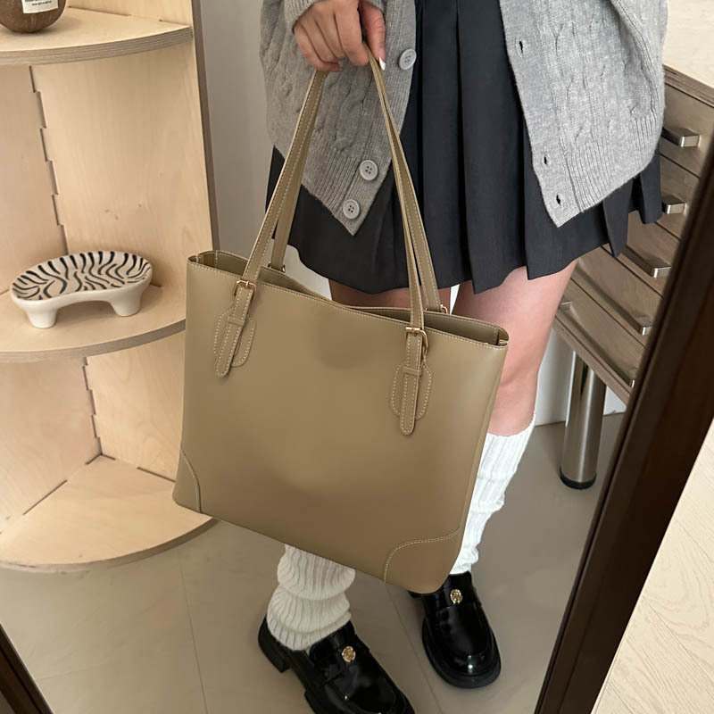 A niche design women's bag, 2024 new large-capacity bucket bag, a lady's quality commuting single-shoulder hand-carry underarm bag details Picture