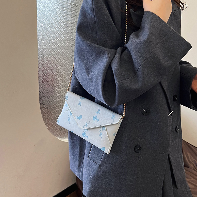 Cross-border women's 2024 New style fashionable chain bag, elegant printed envelope bag, trendy texture crossbody bag details Picture