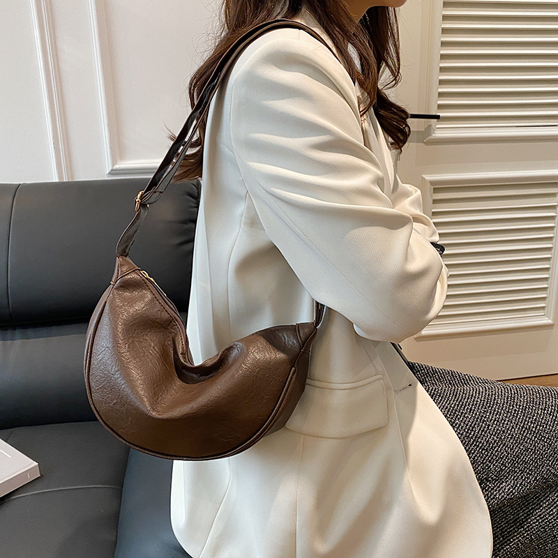 The 2024 new winter version of the women's crossbody bag features a large capacity, niche design, and a high-end retro single-shoulder dumpling bag Specification drawing