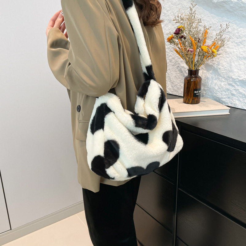 New plush handbag for women 2025, new pleated fur single-shoulder bag, crossbody bag, stylish and simple tote bag details Picture