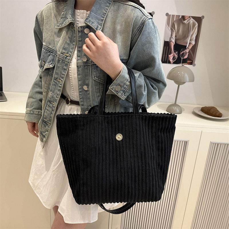 Fashionable and casual underarm bag for women, Spring 2025 new Korean-style trendy retro single-shoulder handbag, high-end tote bag for women details Picture