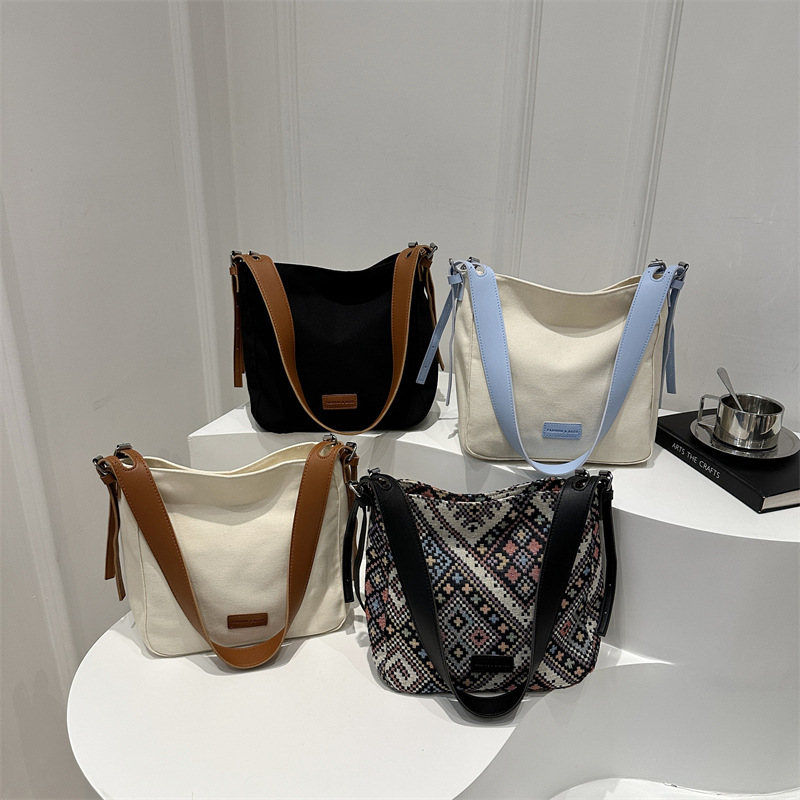 Large-capacity student class bag 2024 new style fashionable commuter tote bag for women, ins ethnic style single-shoulder handbag Application Scenario