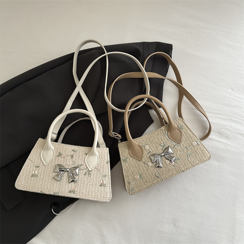 The 2025 new style of straw-woven handbag is a sweet and fashionable single-shoulder bag with flower embroidery. It is a large-capacity hand-held crossbody bag Application Scenario