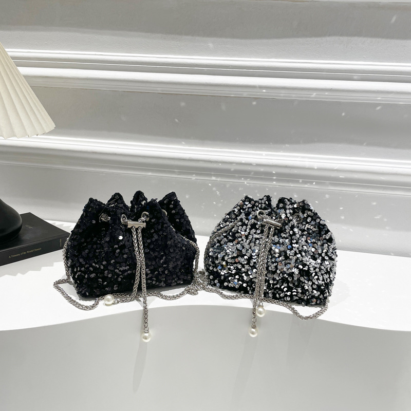 2025 New Korean-style fashionable hand-held sequined bucket bag, versatile hand bag, shoulder crossbody bag, dinner bag, women's cross-border travel Application Scenario