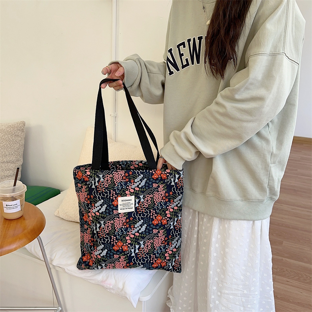 43204 Fresh and delicate embroidered floral canvas bag, large capacity open single-shoulder bag, women's shopping tote bag Application Scenario