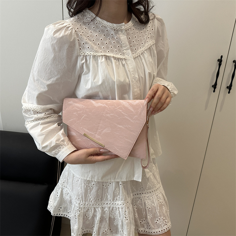 The new solid-color spring 2025 collection features a retro, simple, fashionable, large-capacity, casual and stylish small square envelope bag Specification drawing