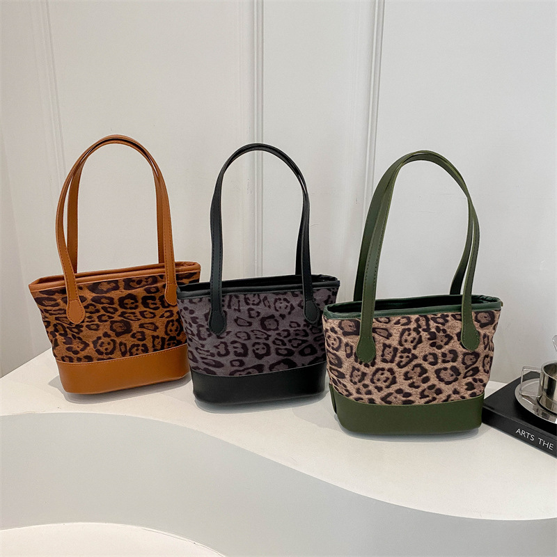 New fashionable single-shoulder bag, cross-border leopard print bag, women's winter Korean style simple crossbody bag, commuting bucket bag for women Application Scenario
