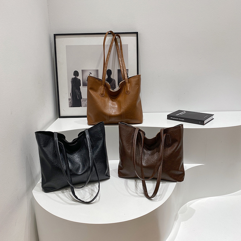 Women's fashionable commuting single-shoulder bag, casual and stylish underarm women's bag, 2025 spring personalized large-capacity tote bag Application Scenario