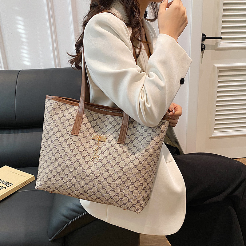 A niche design, trendy and individualistic, large-capacity tote bag for 2024, a new, elegant and retro commuter single-shoulder underarm women's bag details Picture