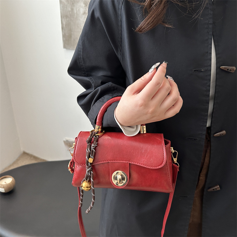 Oil-leather retro commuter handbag, a new winter trend for women, versatile and casual, fashionable crossbody bag for commuting to work details Picture