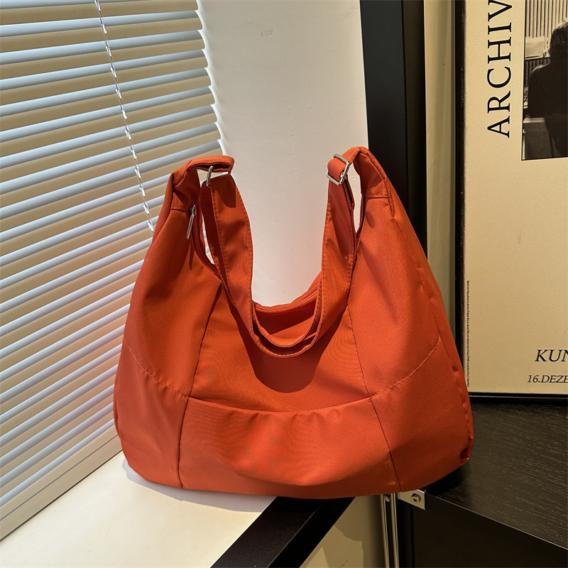 2024 New Tote bag for female college students, crossbody bag for class, single-shoulder bag for commuting to work, nylon bag, cotton-padded jacket bag full figure