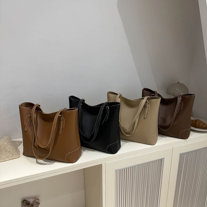 A niche design women's bag, 2024 new large-capacity bucket bag, a lady's quality commuting single-shoulder hand-carry underarm bag Application Scenario