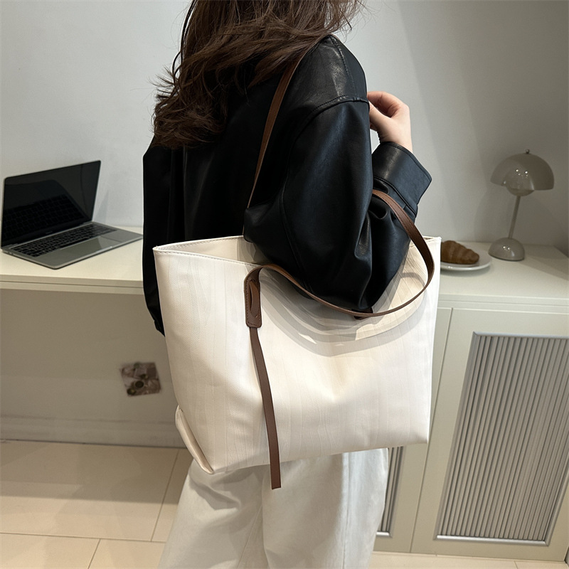 Work commuting bag for women, large-capacity 2024 new style, fashionable color-blocking and simple single-shoulder bag, textured tote bag details Picture
