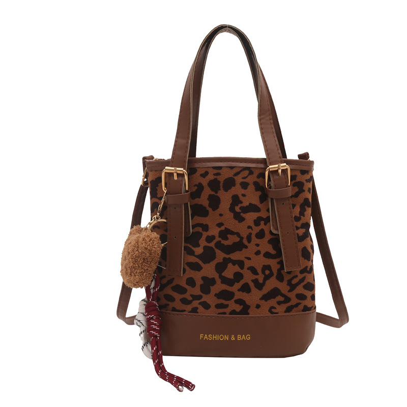 A new 2024 winter single-shoulder crossbody bag for women from a niche Korean brand, featuring a high-end and retro hand-held bucket bag Item Picture