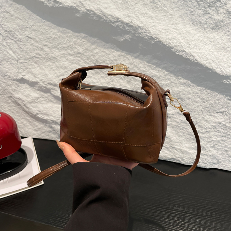 The new Spring 2025 casual women's commuter underarm bag with soft leather and large capacity crossbody is a cross-border trend full figure