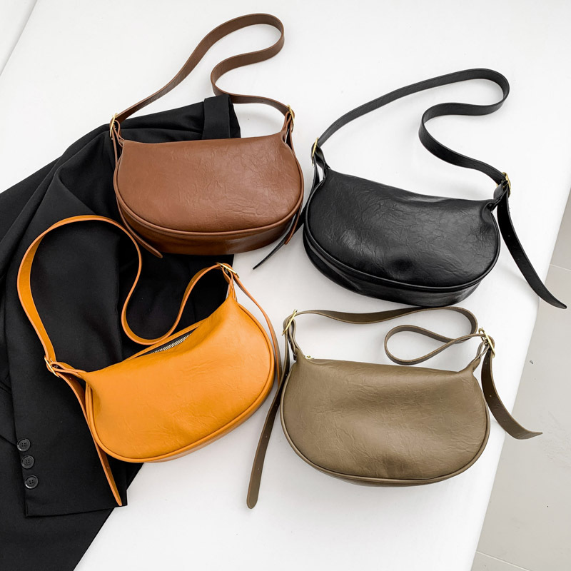 The 2024 autumn and winter collection of fashionable dumplings, solid color, soft dough, hand-held, shoulder, crossbody and underarm bag, is a cross-border trend for women Application Scenario
