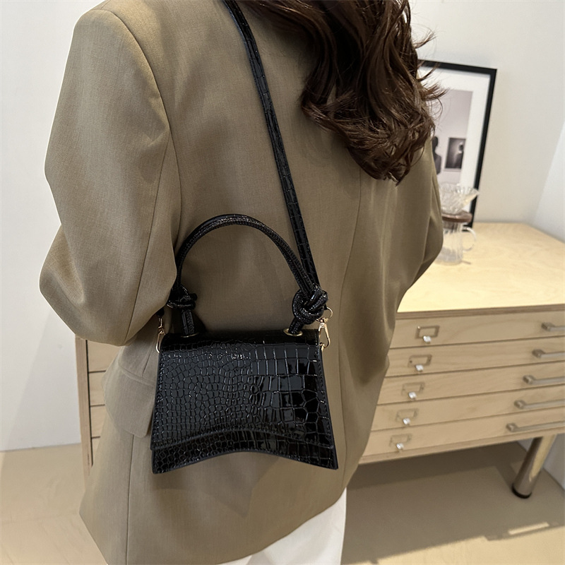 Korean-style stylish and chic small bag, new autumn 2024 trendy and fashionable hand-held crossbody bag, simple single-shoulder small square bag Specification drawing