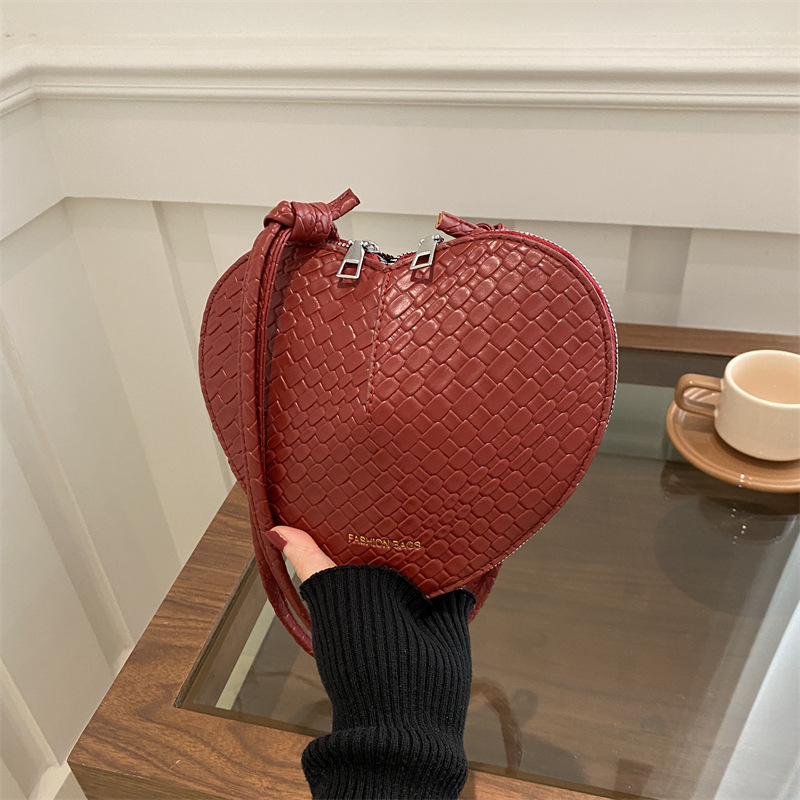 Fashionable heart-shaped small bag for women, Spring 2025 new casual heart-shaped bag, stylish and versatile single-shoulder crossbody bag full figure