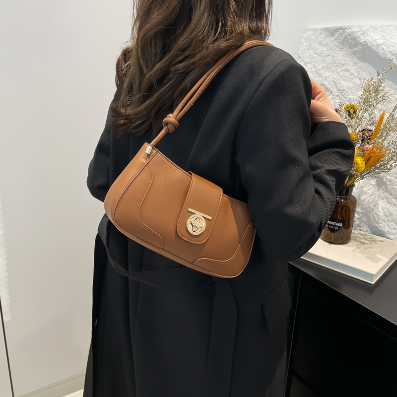 A trendy single-shoulder underarm bag with contrasting colors and a unique style for women's 2024 winter, featuring a stylish and individualistic crossbody crescent moon bag Specification drawing